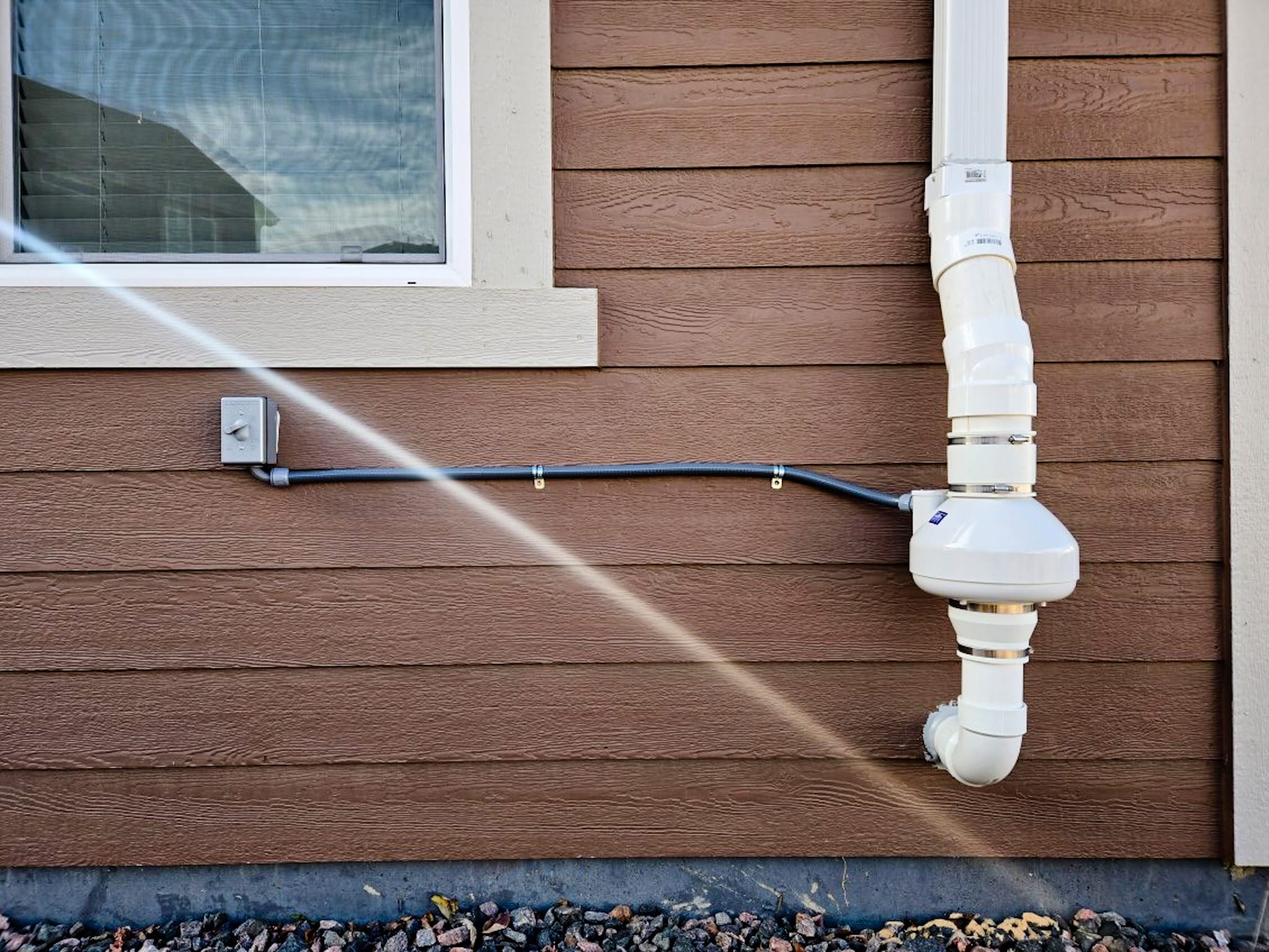 Commercial building with radon mitigation system